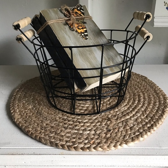 (2) Wire Baskets With Wooden Handles - Picture 4 of 10